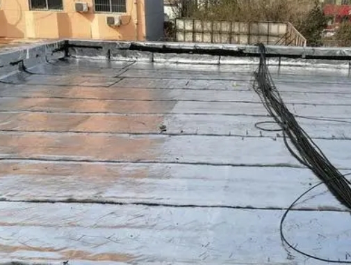 拉孜卫生间漏水维修公司分享下拉孜屋面楼顶防水刚性防水层施工要点。
